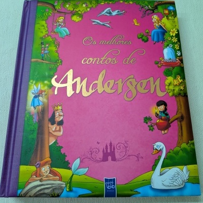 Capa de livro infantil com título e ilustrações coloridas de contos de fadas