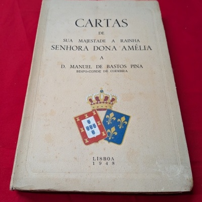 Livro antigo com título CARTAS DE SUA MAJESTADE A RAINHA SENHORA DONA AMÉLIA com brasão e data 1948