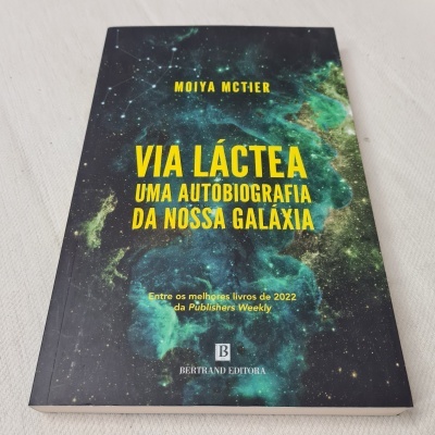 Capa de livro 'Via Láctea Uma Autobiografia da Nossa Galáxia' com design de galáxia