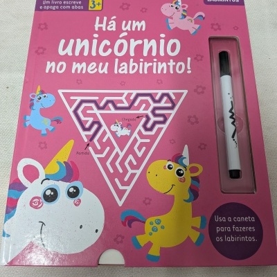 Livro infantil rosa com unicórnios e labirinto, inclui caneta preta