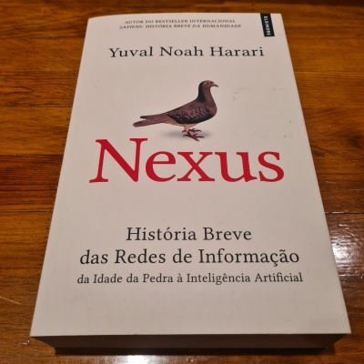 Capa de livro branco com título 'Nexus' em vermelho e ilustração de pomba marrom