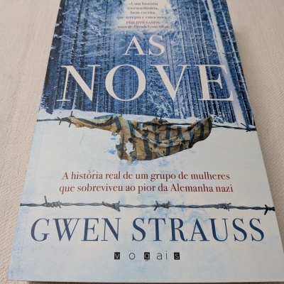 Capa de livro 'AS NOVE' de Gwen Strauss com imagem de pessoa na neve e floresta ao fundo