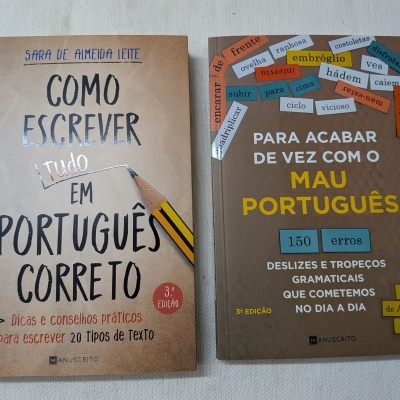 Dois livros sobre português com capas castanhas e texto colorido