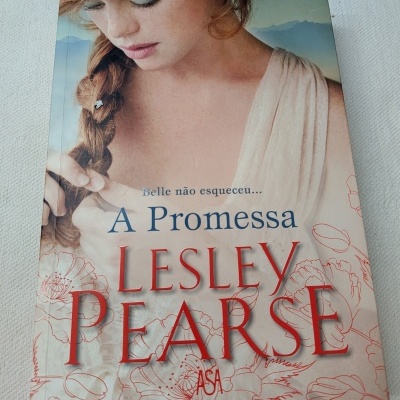 Capa de livro com mulher ruiva de trança, vestido branco e texto A Promessa de Lesley Pearse