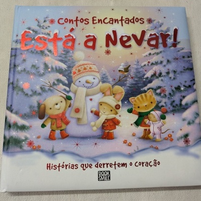 Capa de livro infantil com boneco de neve e animais na neve