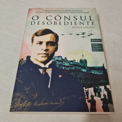 Capa do livro 'O Cônsul Desobediente' com imagem de homem e edifícios históricos