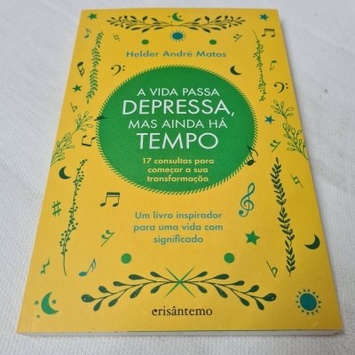 Capa de livro amarela com círculo verde e texto branco e amarelo