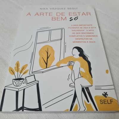 Capa de livro 'A ARTE DE ESTAR BEM SO' com ilustração feminina e elementos de casa