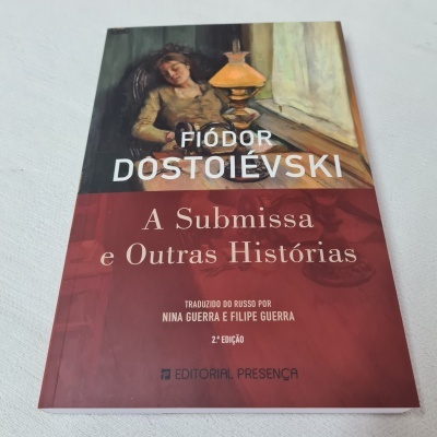 Capa de livro com mulher, lâmpada antiga, título e autor em português.