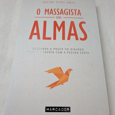Capa do livro O MASSAGISTA DE ALMAS com ilustração de pássaro origami laranja
