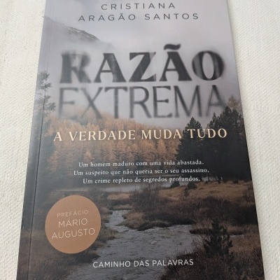 Capa de livro Razão Extrema com paisagem natural e texto em destaque.