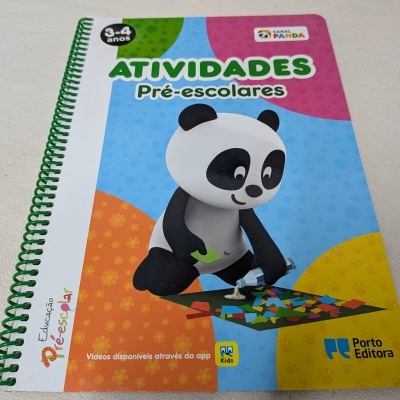 Livro de atividades pré-escolares com ilustração de panda e espiral verde