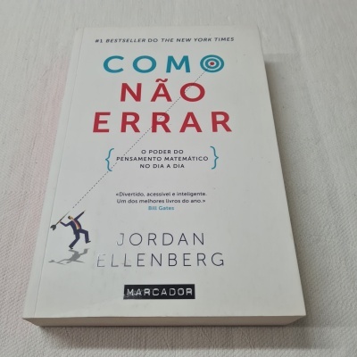 Capa do livro 'Como Não Errar' com texto azul e vermelho e ilustração de uma pessoa segurando lápis