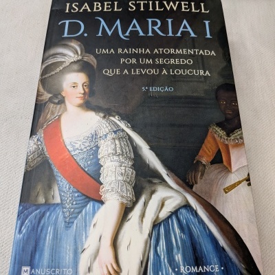 Capa de livro D. Maria I por Isabel Stilwell com pintura barroca e texto em português