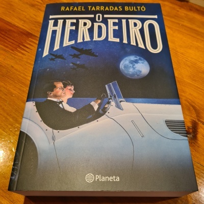 Capa do livro O Herdeiro com ilustração de duas pessoas num carro clássico sob a lua