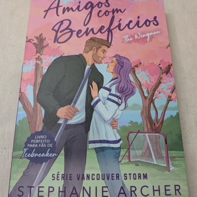 Capa de livro Amigos com Benefícios com ilustração de casal e rede de hóquei