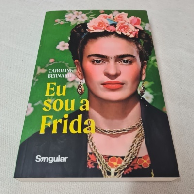 Capa de livro com retrato de Frida Kahlo e texto Eu sou a Frida.