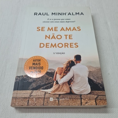 Capa do livro 'Se Me Amas Não Te Demores' com casal sentado e selo laranja