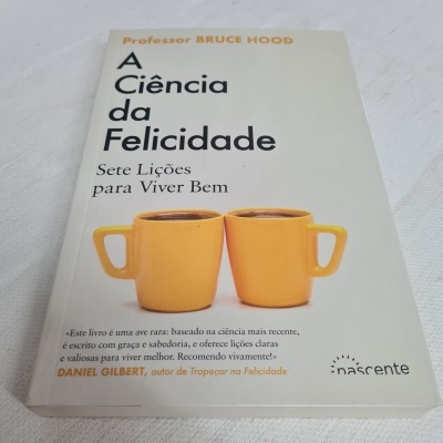 Capa do livro A Ciência da Felicidade com canecas amarelas