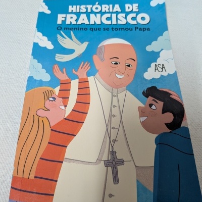Capa de livro infantil com ilustrações coloridas e texto em português.