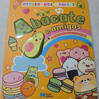 Capa laranja de livro infantil com título e ilustrações kawaii de abacate e amigos