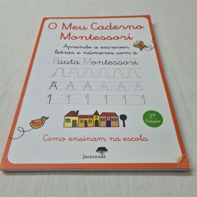 Livro infantil educativo com capa branca e moldura laranja com texto e ilustrações coloridas