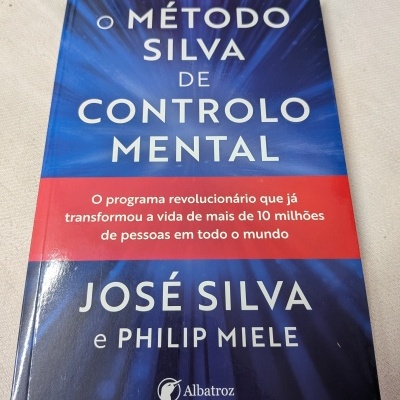 Capa de livro azul e vermelho com texto branco sobre método de controlo mental