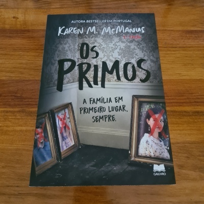 Capa do livro 'Os Primos' com fotos riscadas a vermelho