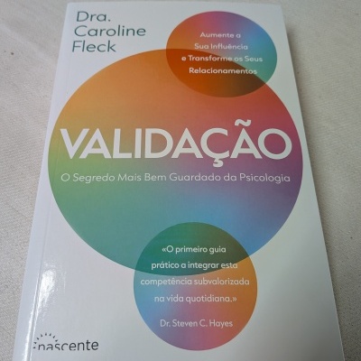 Capa de livro branco com círculos coloridos e texto em português.