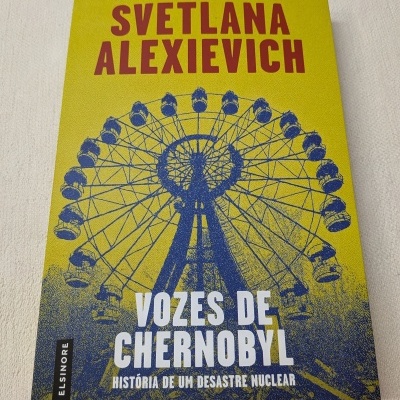 Capa de livro amarela com roda gigante azul e texto em vermelho, branco e preto
