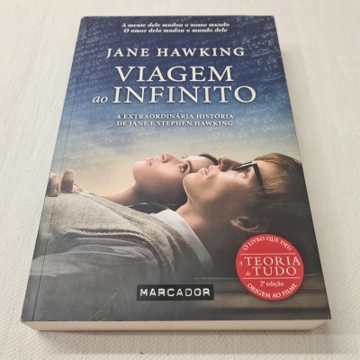 Livro 'Viagem ao Infinito' de Jane Hawking com imagem de duas pessoas e fundo estrelado