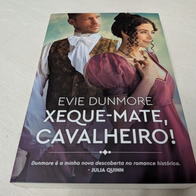 Capa de livro com título Xeque-Mate, Cavalheiro e personagens vestindo roupas antigas