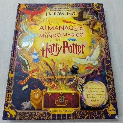 Capa de livro Almanaque do Mundo Mágico de Harry Potter com ilustrações coloridas de criaturas e objetos mágicos.