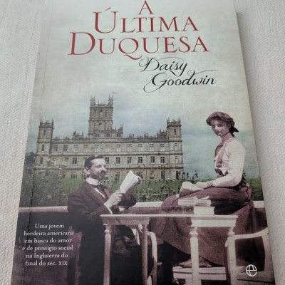 Capa de livro A ÚLTIMA DUQUESA de Daisy Goodwin com imagem histórica e texto descritivo