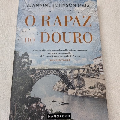 Capa do livro O RAPAZ DO DOURO com imagem de ponte sobre rio e paisagem urbano-rural