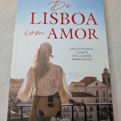 Capa de livro De Lisboa com Amor de Isabelle Broom com fotografia de mulher e cenário urbano