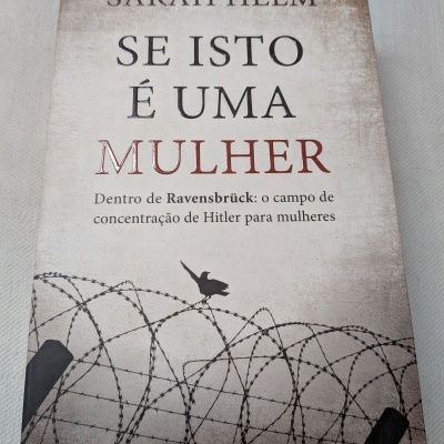 Capa do livro Se Isto É Uma Mulher de Sarah Helm com arame farpado e pássaro