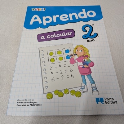 Capa de livro educativo 'Aprendo a calcular 2.º ano' com ilustração de menina e exercícios matemáticos.
