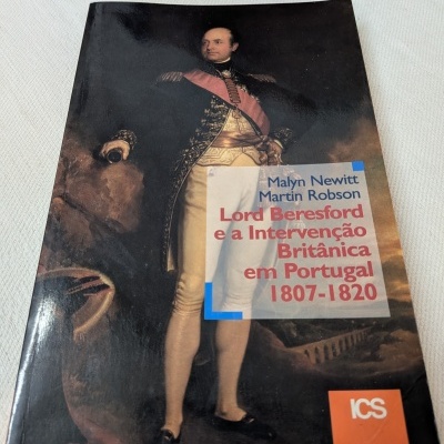 Capa de livro com pintura e texto sobre Lord Beresford e a intervenção britânica em Portugal.