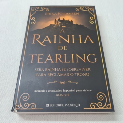 Livro A Rainha de Tearling com capa preta e letras douradas