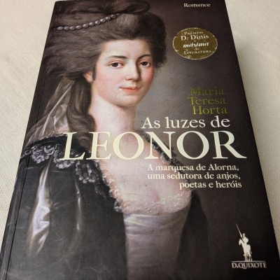 Capa do livro As luzes de LEONOR com retrato clássico feminino e selo de prémio