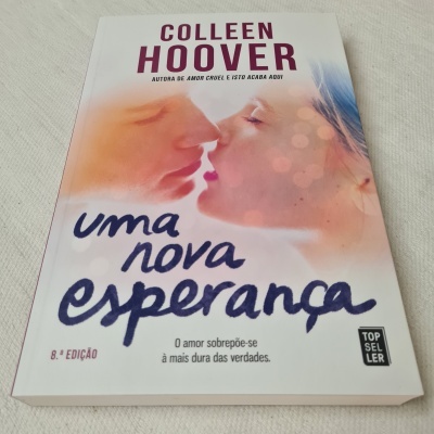 Capa de livro 'uma nova esperança' de Colleen Hoover com casal e texto em português.