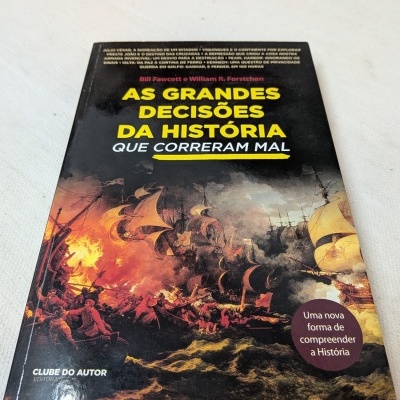 Capa de livro AS GRANDES DECISÕES DA HISTÓRIA QUE CORRERAM MAL com ilustração de batalha naval e selo circular