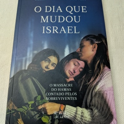 Capa de livro O DIA QUE MUDOU ISRAEL com imagem de três mulheres abraçadas