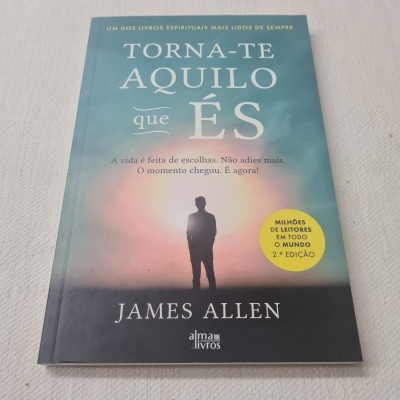 Capa do livro 'Torna-te Aquilo que És' de James Allen com silhueta e selo amarelo