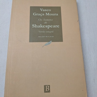 Capa de livro castanho claro com texto em cinza sobre sonetos de Shakespeare