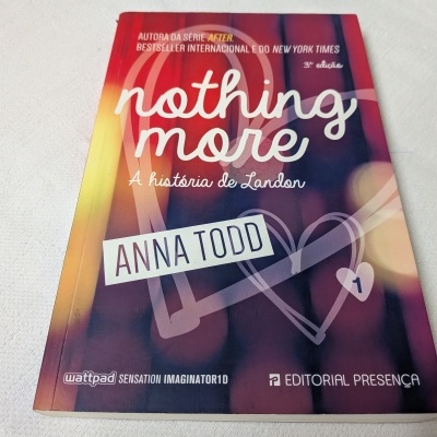 Livro 'nothing more A história de Landon' de Anna Todd com capa colorida e coração desenhado.