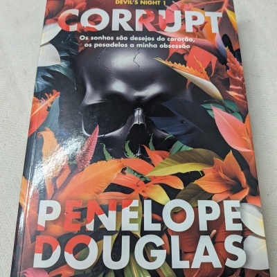 Livro CORRUPT de Penelope Douglas com caveira e folhas coloridas na capa