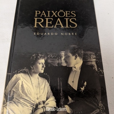 Livro PAIXÕES REAIS de Eduardo Nobre com imagem em preto e branco de casal antigo na capa