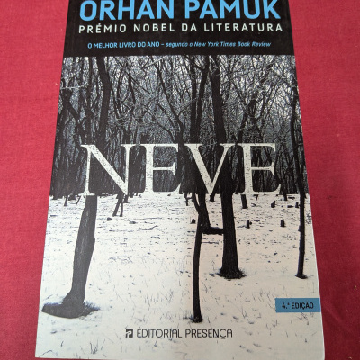 Capa de livro Neve de Orhan Pamuk com imagem de floresta nevada.